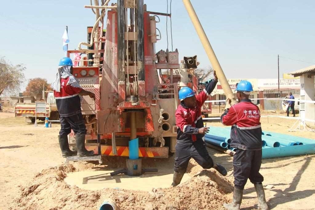 7月22日，工人在津巴布韋東馬紹納蘭省舉行的中國援津巴布韋300口水井項目開工儀式上鉆井。新華社發(fā)