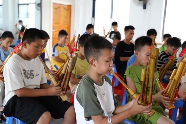 孩子們在學吹蘆笙。融水縣文化館供圖