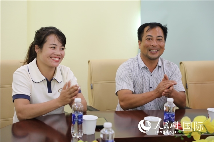 越南沙巴市黃連寄宿制民族小學(xué)老師阮氏秋姮、阮文享。人民網(wǎng)記者簡(jiǎn)承淵攝