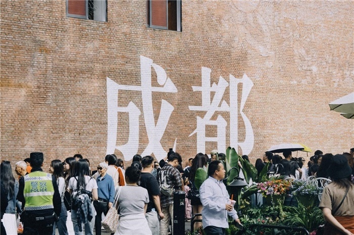 東郊記憶園區(qū)“成都墻”以巨大的“成都”字樣和獨(dú)特的藝術(shù)設(shè)計(jì)成為園區(qū)的網(wǎng)紅打卡地，吸引了眾多游客和市民前來參觀。資料圖片