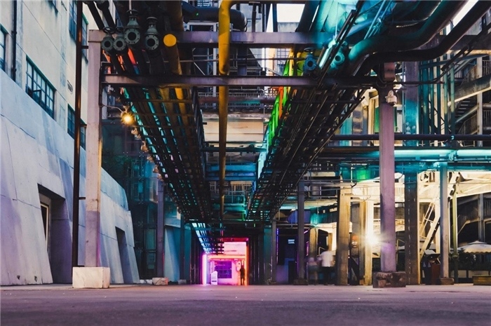 東郊記憶園區(qū)工業(yè)橫街完整地保留了園區(qū)的工業(yè)元素，如工業(yè)煙囪、動力管廊架和水塔等，形成了園區(qū)獨(dú)特的工業(yè)風(fēng)景線。資料圖片