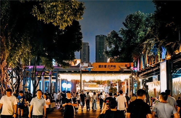 夜幕下的東郊記憶園區(qū)人流如織，熱度不減。資料圖片