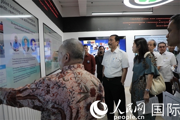 印尼對華合作牽頭人、統(tǒng)籌部長盧胡特（中）參觀中國—印尼新能源材料與冶金工程技術聯(lián)合研究實驗室。人民網(wǎng)記者曹師韻攝