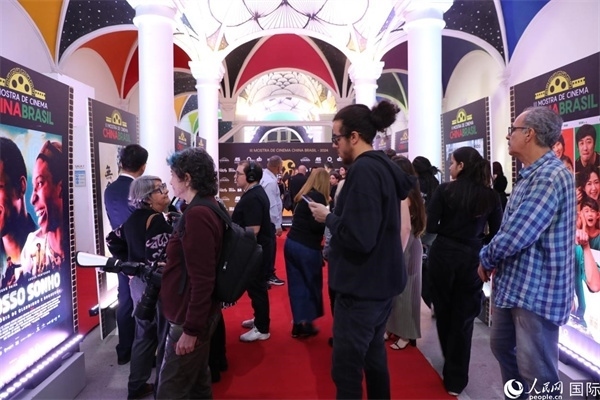 為期4天的第三屆中國－巴西電影展期間，來自中巴兩國的14部參展影片受到巴西電影愛好者和社會(huì)各界人士好評，圖為當(dāng)?shù)赜^眾在影展舉辦地巴西里約熱內(nèi)盧勞拉—阿爾維姆文化之家的迎賓廳欣賞參展電影海報(bào)。 人民網(wǎng)記者 陳一鳴攝