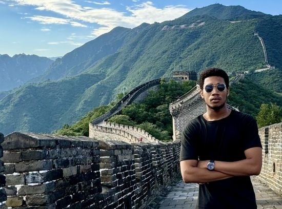 8月28日，尼日利亞青年阿米爾·阿希姆在慕田峪長城留影。新華社發(fā)（清華大學(xué)供圖）