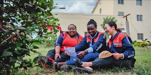 在肯尼亞內羅畢，非洲之星鐵路運營公司工電部電子設備檢修工區(qū)工長陳玲（右）在休息時教學員唱中文歌曲（2023 年 5 月 23 日攝） 王冠森攝 / 本刊