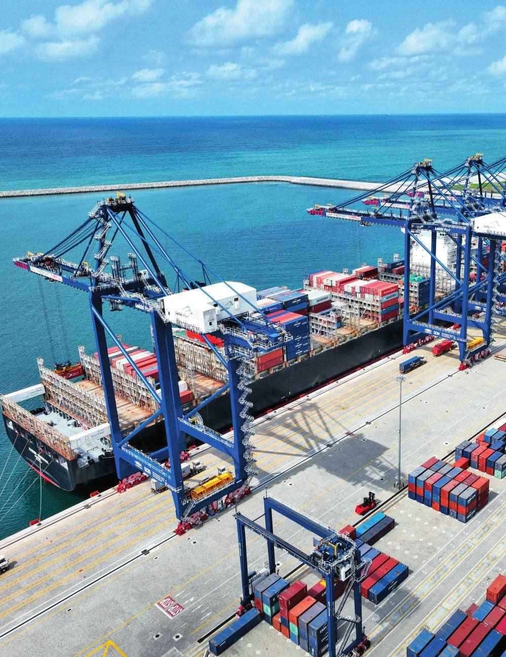 由中國港灣工程有限責任公司承建的尼日利亞萊基深水港位于中尼合作建設的拉各斯萊基自貿區(qū)內，是尼日利亞首個現(xiàn)代化深水港和最大港口。圖為一艘貨輪在尼日利亞拉各斯萊基深水港裝卸集裝箱（2024 年 3 月 11 日攝）萊基港公司供圖