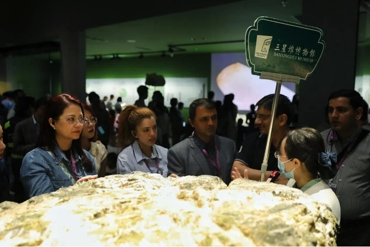 8月31日，亞洲媒體考察團(tuán)參訪三星堆博物館。左一為馬來西亞《星報》首席商務(wù)官莉迪婭·王。《中國經(jīng)濟(jì)周刊》記者肖翊攝