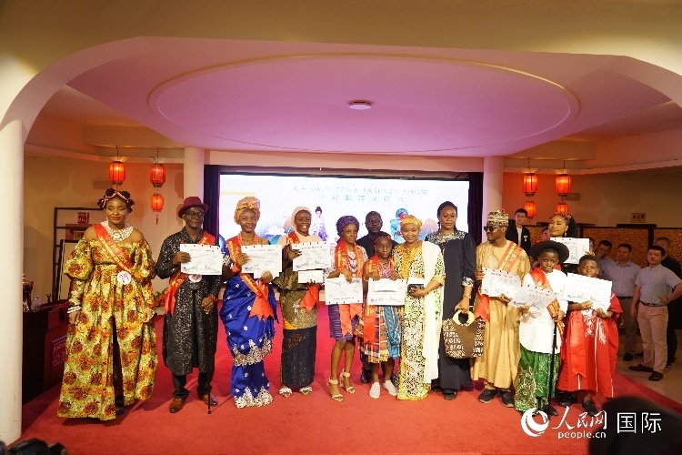 中尼服飾文化秀尼日利亞十佳模特獎。人民網(wǎng)記者 姜宣攝