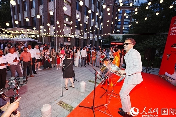 來自特多的藝術(shù)家在慶祝儀式上表演特多鋼鼓。人民網(wǎng)記者 趙益普攝