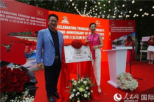 當(dāng)天的慶祝儀式上，還舉行了特多著名酒品牌安高天娜回歸中國市場的揭幕儀式。人民網(wǎng)記者 趙益普攝