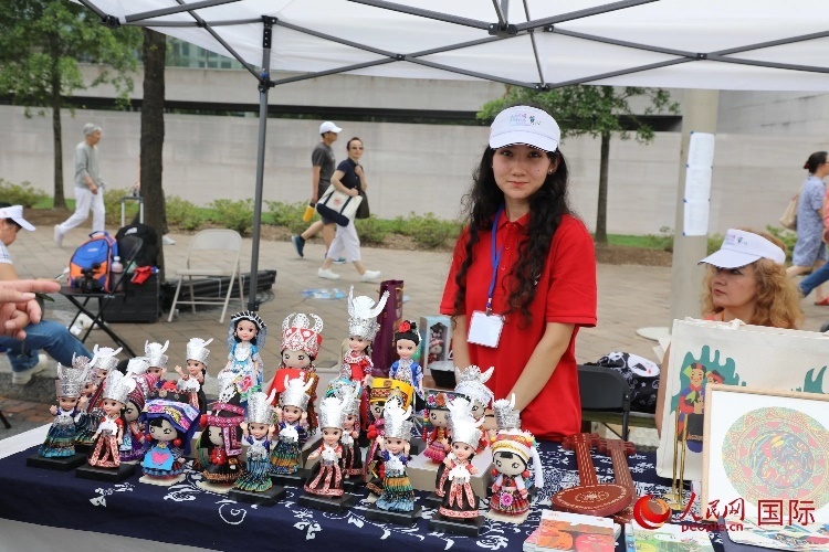 在今年活動上，貴州代表團(tuán)設(shè)立的貴州非遺文化、“村BA”文創(chuàng)、貴州茶文化等展區(qū)。人民網(wǎng)記者 李志偉攝