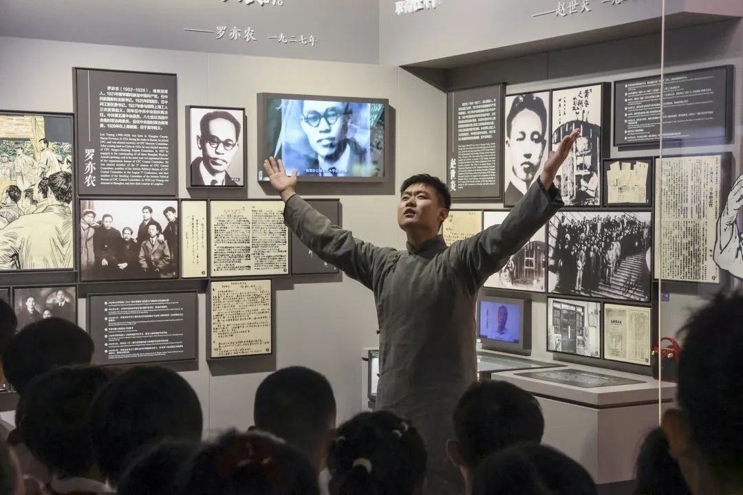 勞模身穿長(zhǎng)袍再現(xiàn)烈士事跡。徐匯區(qū)總工會(huì)供圖