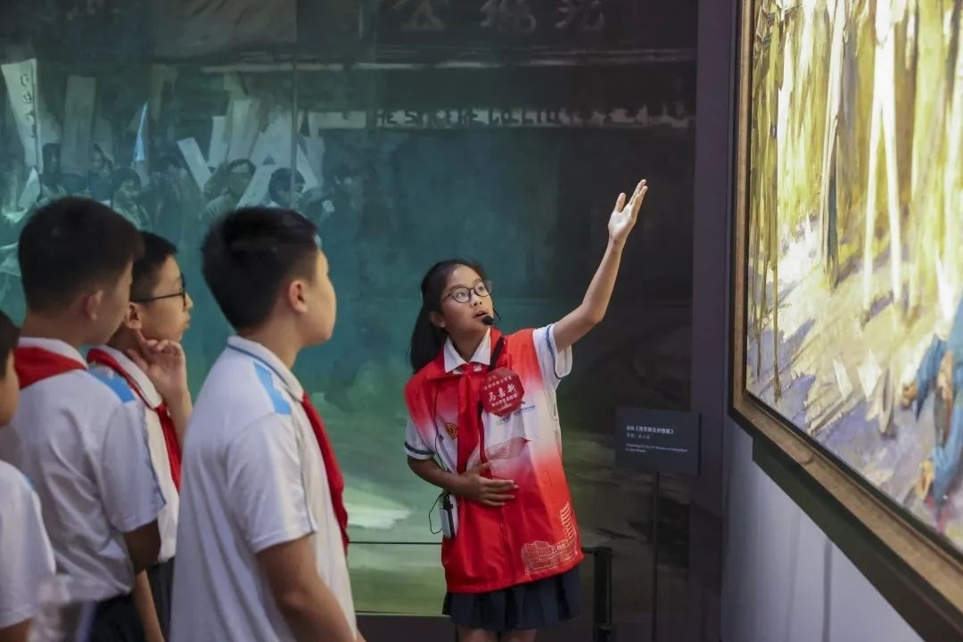 同學(xué)們觀賞不同革命場(chǎng)景及烈士形象的藝術(shù)作品。徐匯區(qū)總工會(huì)供圖