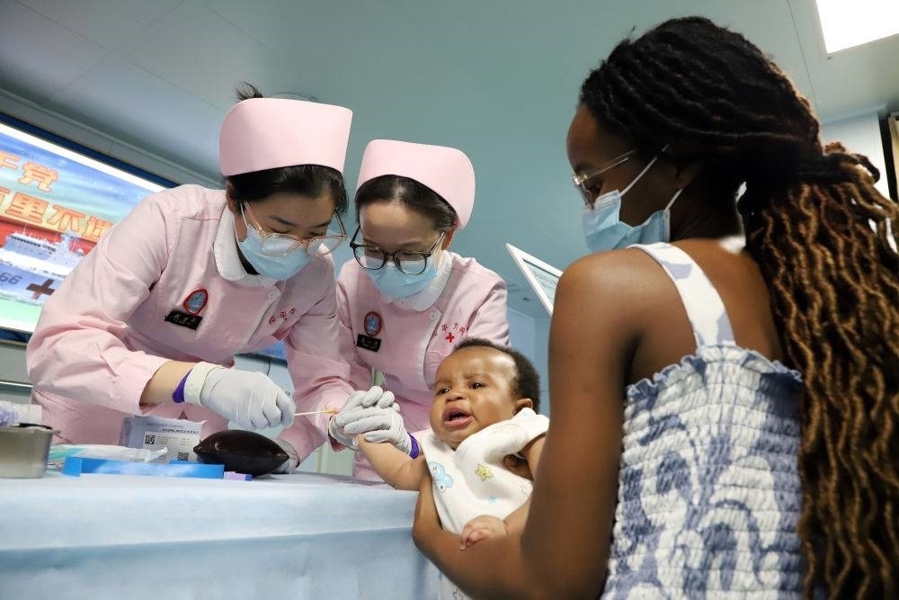 2024年8月12日，中國海軍“和平方舟”號醫(yī)院船在莫桑比克馬普托開展醫(yī)療服務。