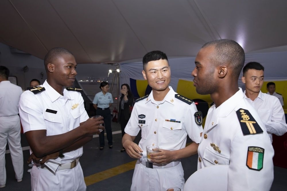 2023年6月25日，中國和科特迪瓦雙方官兵在南寧艦舉辦的甲板招待會上交流。中國海軍第43批護航編隊22日抵達科特迪瓦經(jīng)濟首都阿比讓，開始對科特迪瓦為期4天的友好訪問。