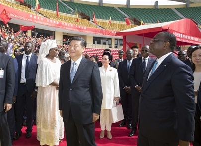 2018年7月22日，國(guó)家主席習(xí)近平在達(dá)喀爾同時(shí)任塞內(nèi)加爾總統(tǒng)薩勒共同出席塞內(nèi)加爾競(jìng)技摔跤場(chǎng)項(xiàng)目移交儀式。新華社記者 王曄 攝