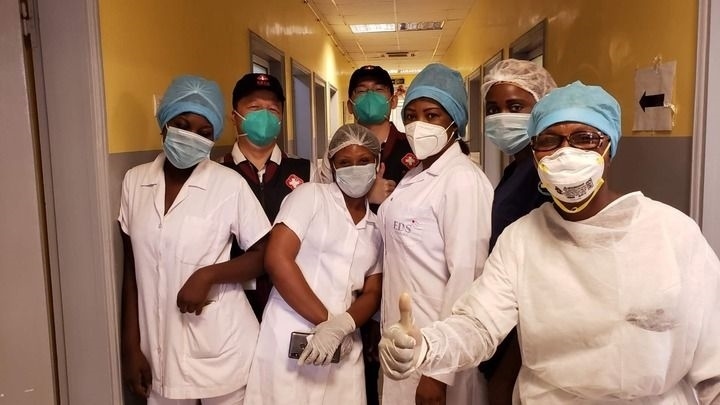 2020年5月26日，中國抗疫醫(yī)療專家組在剛果（布）首都布拉柴維爾指導(dǎo)新冠肺炎病房建設(shè)時，與當(dāng)?shù)匾痪€醫(yī)務(wù)人員合影。新華社發(fā)