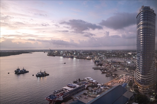 這是2023年12月29日拍攝的日出時(shí)分的坦桑尼亞達(dá)累斯薩拉姆港。新華社記者 王冠森 攝