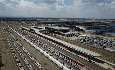 這是2023年9月20日在肯尼亞首都內(nèi)羅畢拍攝的蒙內(nèi)鐵路內(nèi)羅畢站（無(wú)人機(jī)照片）。新華社記者 韓旭 攝