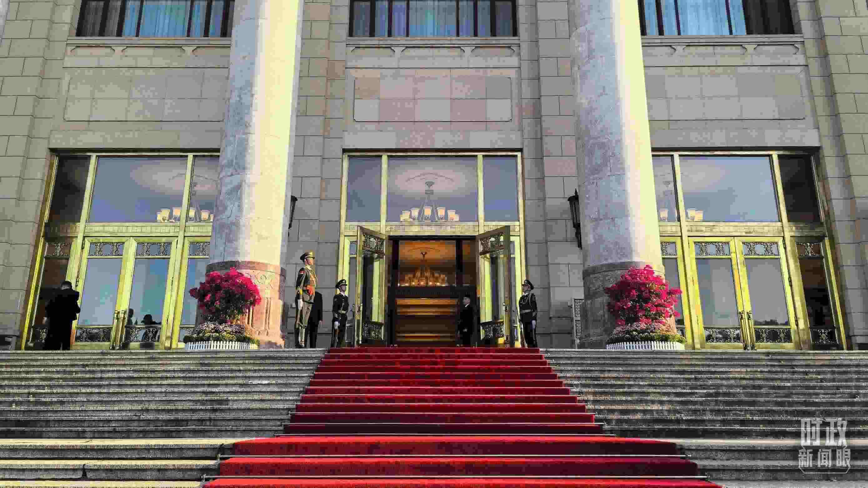 △人民大會(huì)堂外，禮兵列隊(duì)迎接貴賓。（總臺(tái)央視記者陸泓宇拍攝）