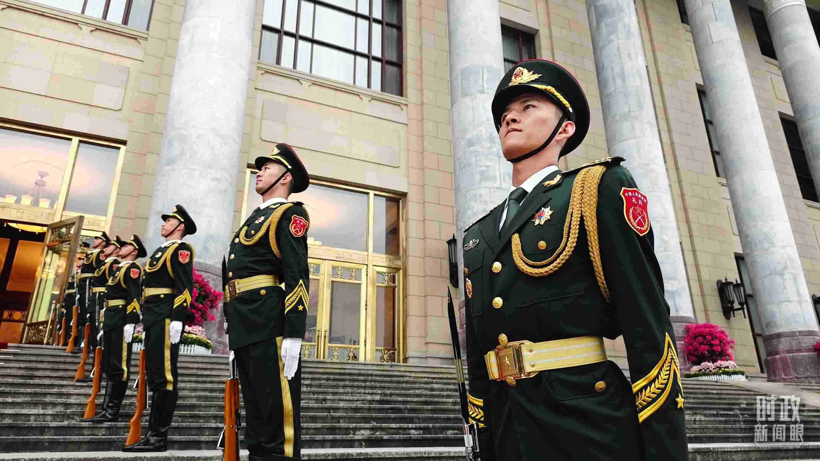  △人民大會堂外，禮兵列隊歡迎外國領(lǐng)導(dǎo)人。（總臺央視記者韓銳拍攝）