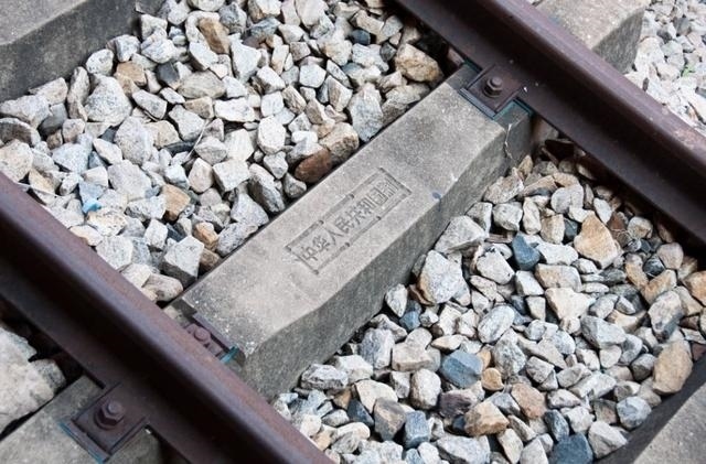 坦贊鐵路鋼筋混凝土軌枕上的“中華人民共和國制”字樣清晰可辨。