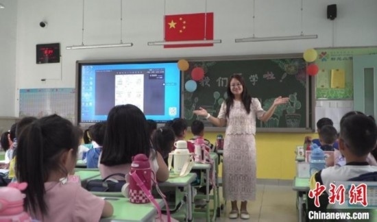 圖為衡水市新苑小學(xué)，老師正在給學(xué)生講開學(xué)第一課的內(nèi)容。王天祥 攝