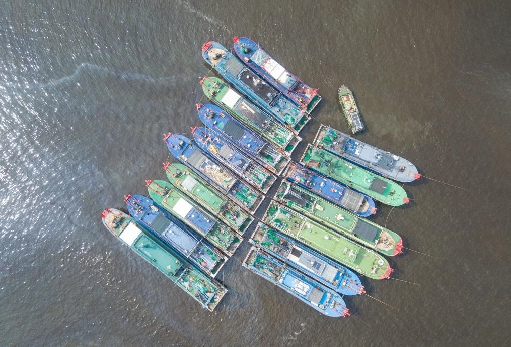 9月4日，船只在海南省海口市新港碼頭?？勘茱L(fēng)（無人機(jī)照片）。新華社記者 蒲曉旭 攝