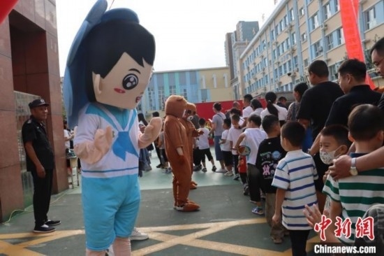 圖為衡水市新苑小學(xué)，老師穿上玩偶服裝歡迎新生入學(xué)。王天祥 攝