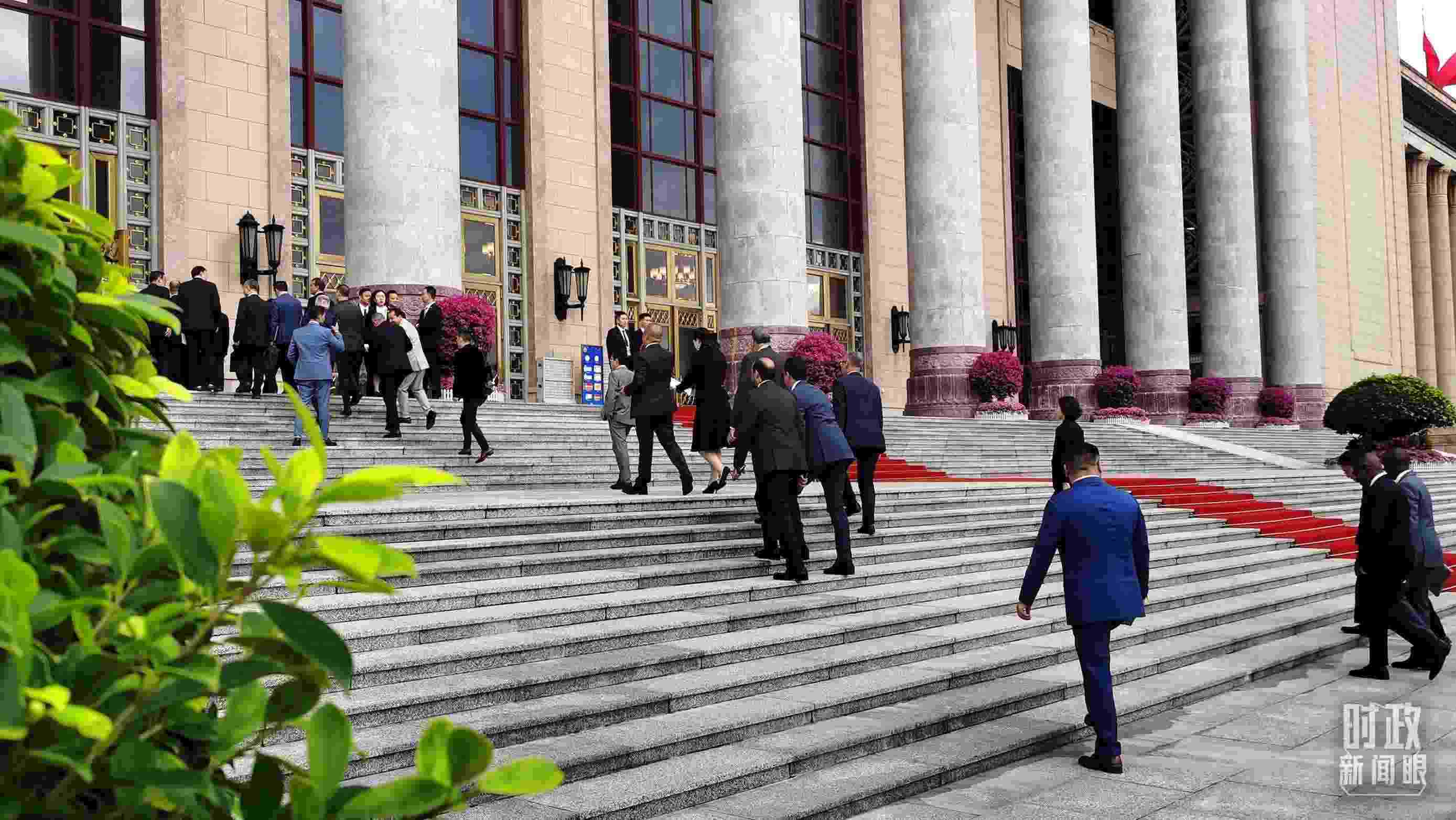  △與會者正在步入會場。（總臺央視記者郭鴻拍攝）