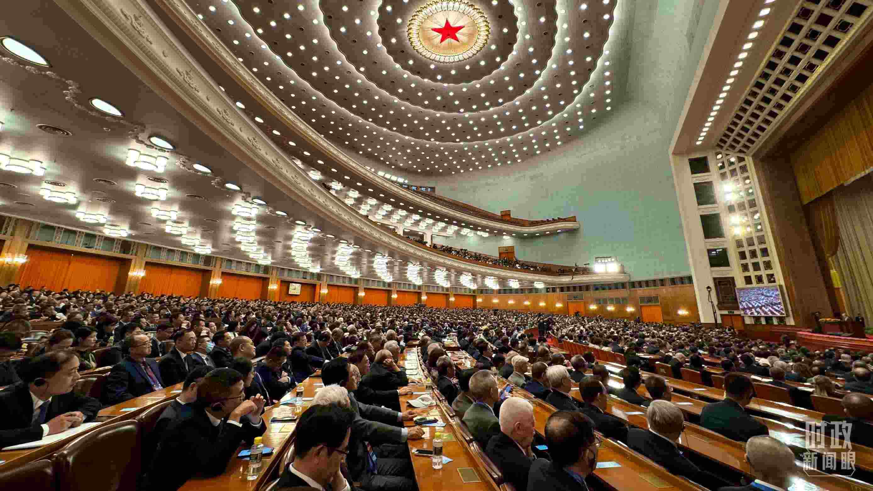  △中非合作論壇非方成員國國家元首、政府首腦、代表團團長及國際和地區(qū)組織負責人等中外各界人士3200余人出席開幕式。（總臺央視記者蔣碩拍攝）