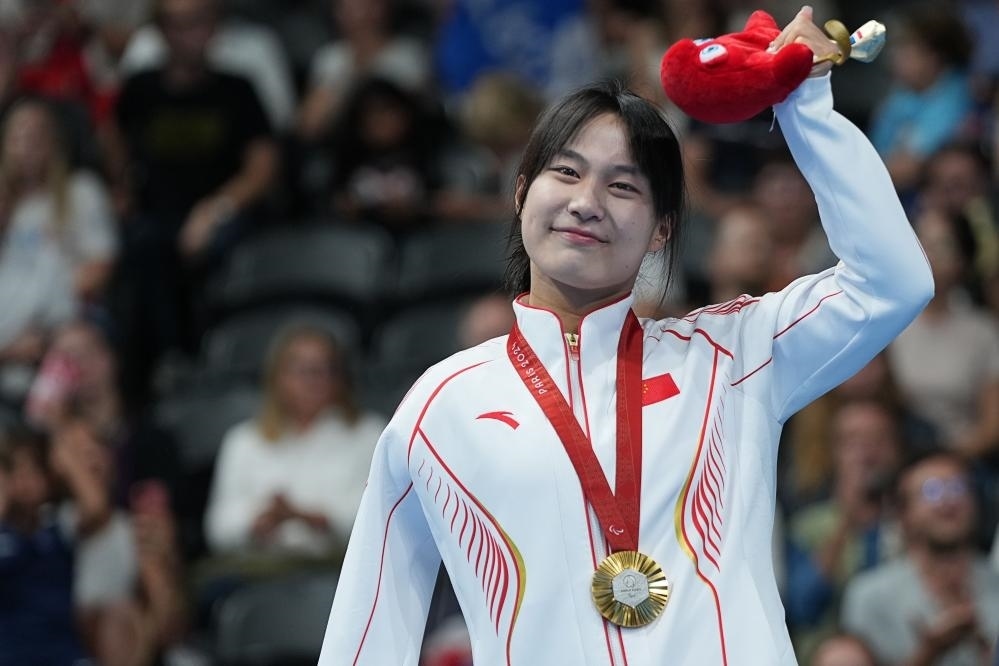9月4日，蔣裕燕在巴黎殘奧會游泳女子100米自由泳S7級頒獎儀式上。新華社記者 熊琦 攝