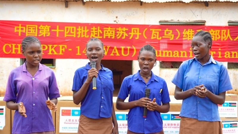 動聽的歌聲歡迎中國官兵。王軍杰攝