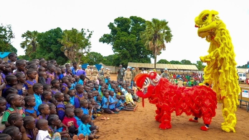 舞獅活動引發(fā)現(xiàn)場熱烈掌聲。謝坤攝