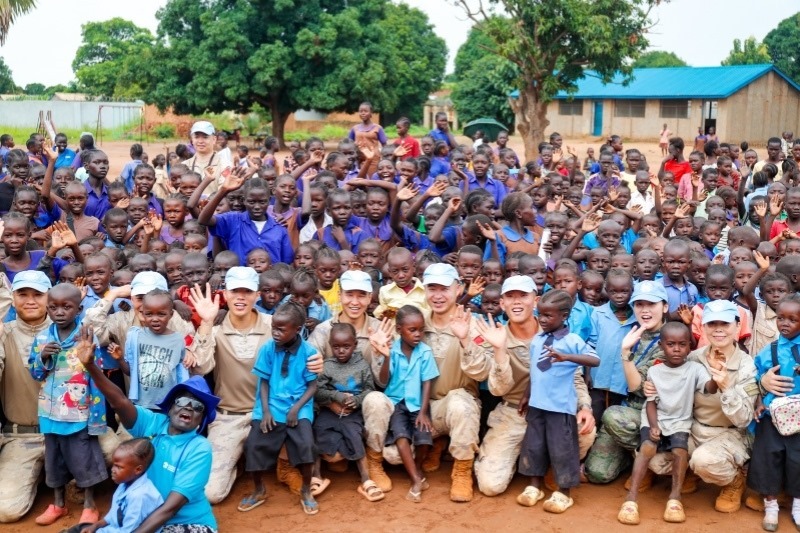 維和官兵與學(xué)生進(jìn)行合影。殷亦豪攝