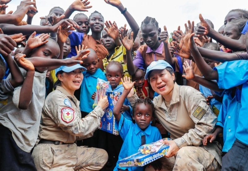 學(xué)生對中國官兵援助表達(dá)感謝。王皓宇攝