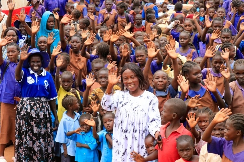 學(xué)校師生送別維和官兵。王軍杰攝