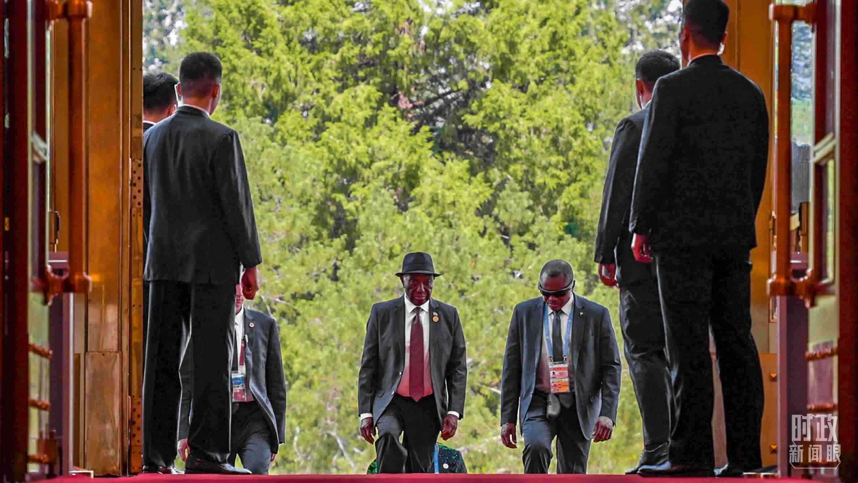 利比里亞總統(tǒng)博阿凱步入人民大會堂。（總臺央視記者蔣碩拍攝）