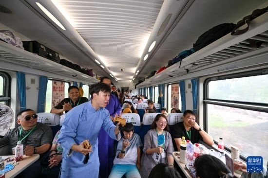 9月7日，相聲演員在S910列車上為旅客表演快板。