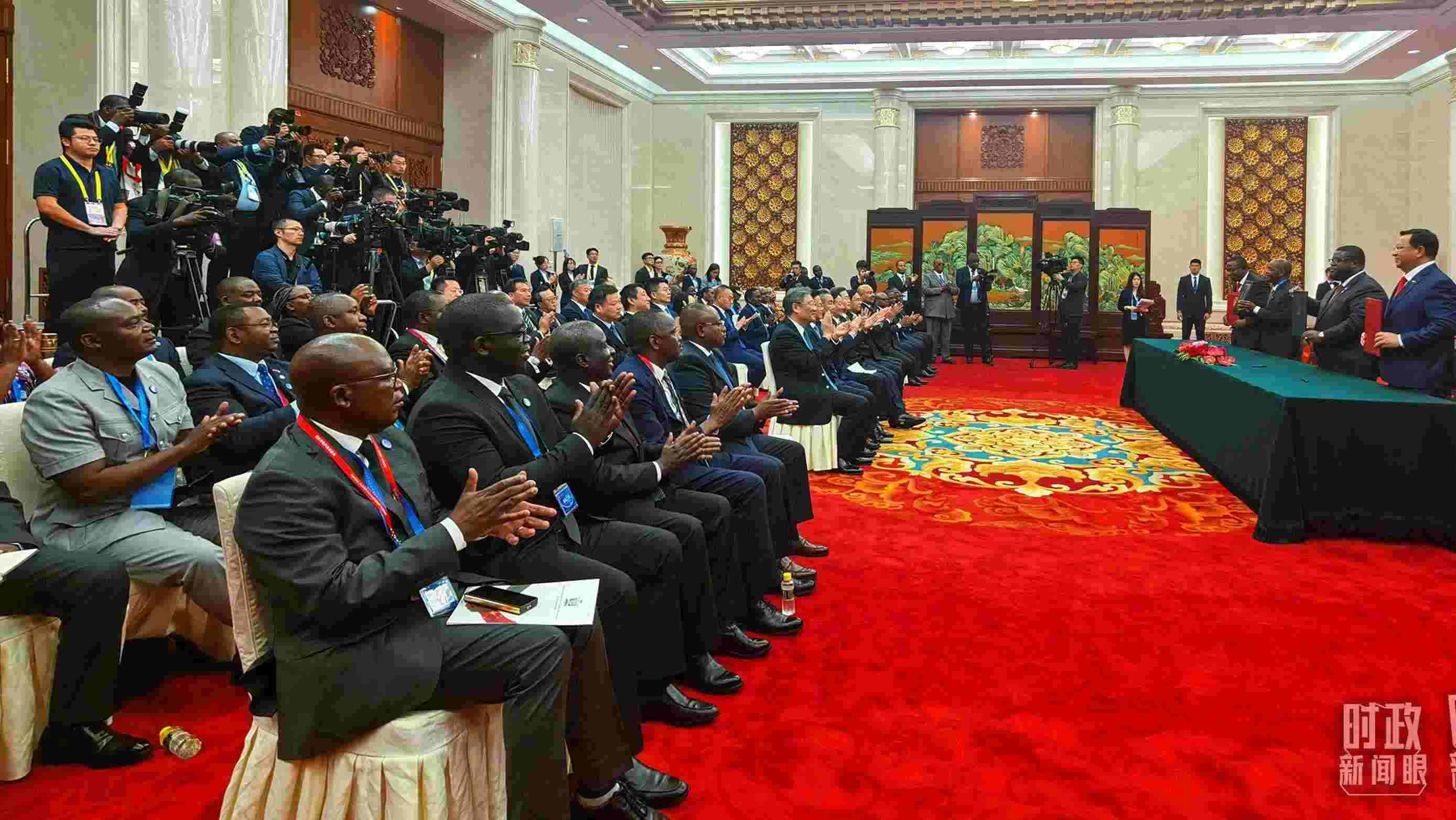 《坦贊鐵路激活項目諒解備忘錄》簽署現(xiàn)場。（總臺央視記者曹亞星拍攝）