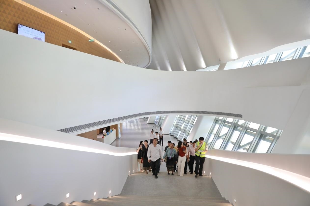 亞洲媒體考察團正在上樓?！吨袊?jīng)濟周刊》記者 肖翊攝