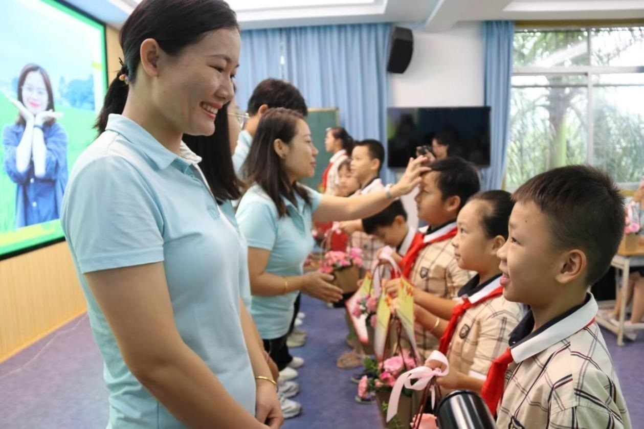 2023年教師節(jié)前，廣西南寧一所學(xué)校，學(xué)生向老師獻(xiàn)上鮮花、賀卡。