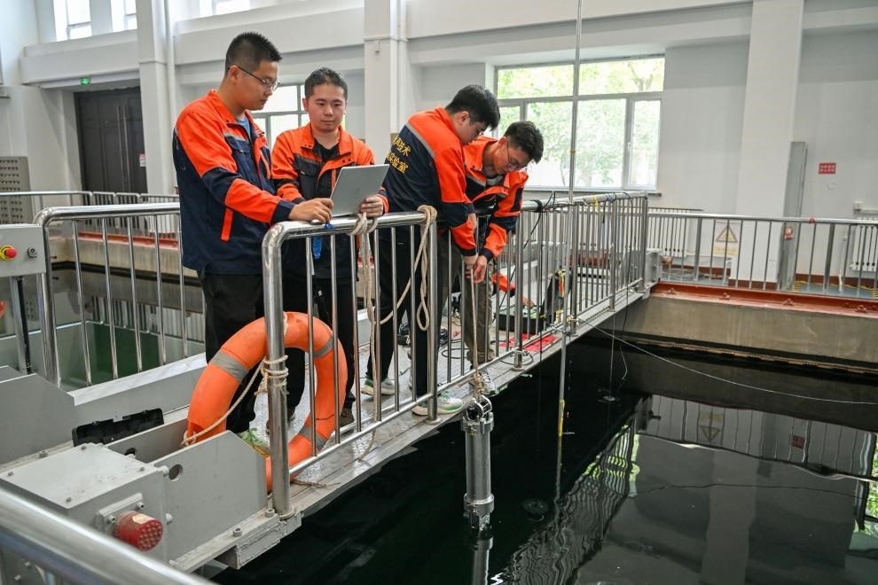 哈爾濱工程大學水聲工程學院學生在進行技術(shù)實驗。新華社記者王松 攝