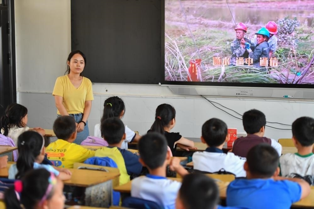 今年夏天，湖南華容縣等地遭受洪澇災(zāi)害。9月，華容縣一所學(xué)校，老師通過講述防災(zāi)救災(zāi)故事，引導(dǎo)孩子們知情、共情，汲取成長的力量。