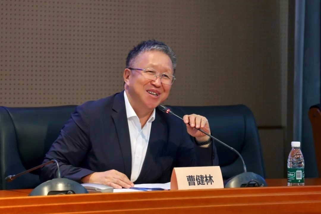 科技部原副部長、十三屆全國政協(xié)教科衛(wèi)體委員會副主任、現(xiàn)任季華實驗室理事長、主任曹健林致辭。主辦方供圖