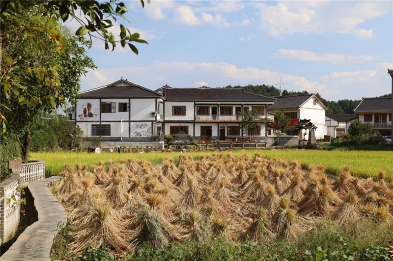 傳統(tǒng)的黔北村莊風(fēng)貌同現(xiàn)代民居元素相融合，人文風(fēng)光與生態(tài)自然風(fēng)景相結(jié)合，人與自然和諧共生。（俄羅斯《中國與俄羅斯》雜志社社長奧列格·別列日內(nèi)赫攝）