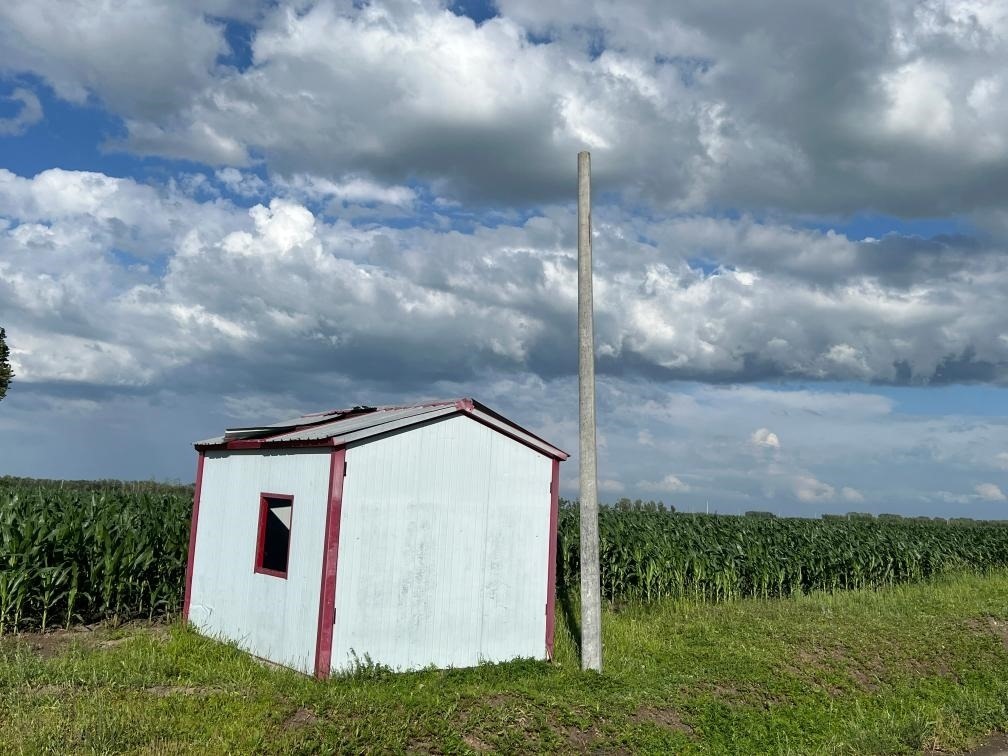 林甸縣一處保護(hù)水源井的鐵皮房出現(xiàn)破損，未見(jiàn)配套設(shè)備。新華社記者董寶森攝