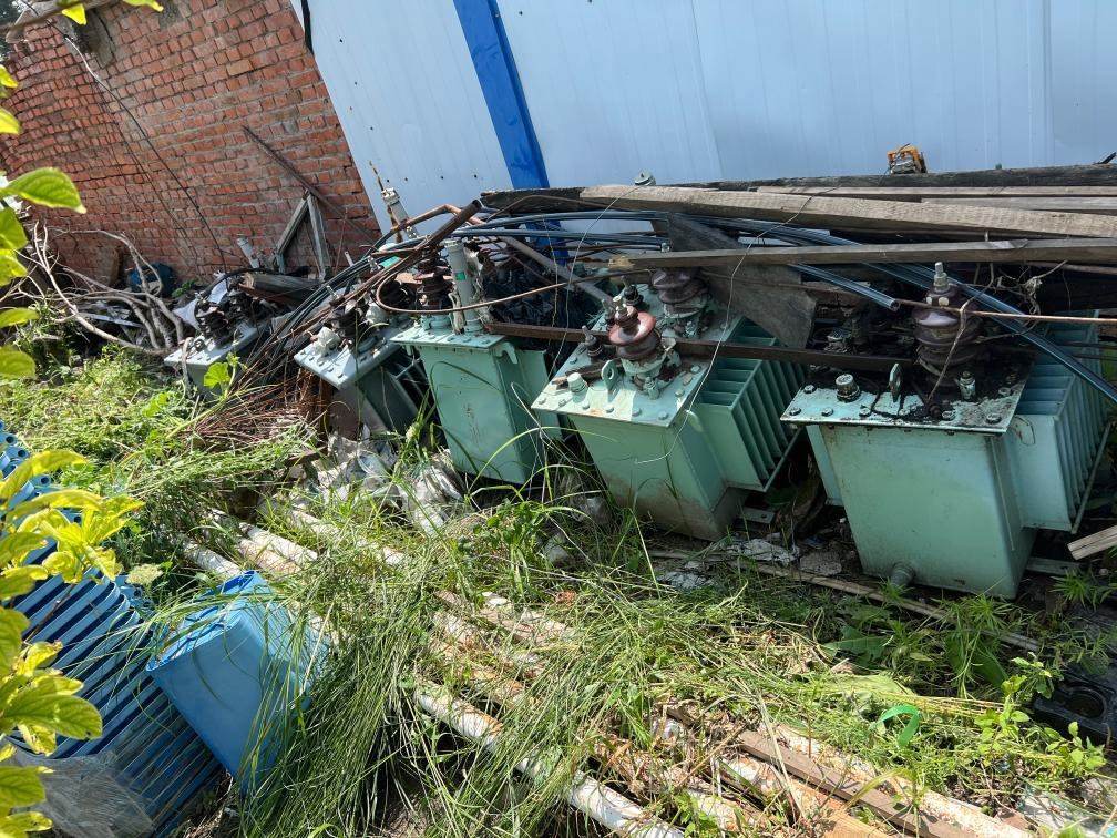 存放在農(nóng)戶家中的變壓器。新華社記者董寶森攝