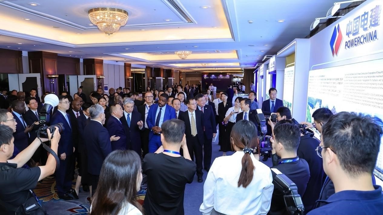 與會嘉賓參觀主題展覽。主辦方供圖